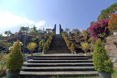 Brahmavihara Arama Banjar Hot Spring Ulundanu Bratan Private Tour - Brahma Vihara Arama Buddhist Monastery: Calming Temple Time Up North