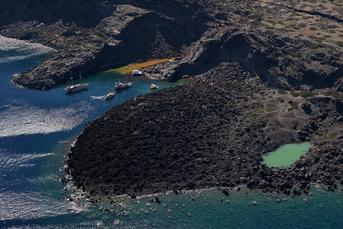 Santorini - Volcano and Hot springs Boat Trip with Bus Transfer - Crowds, seats, and staying comfortable on a full boat