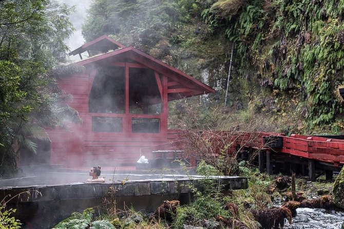 Trekking Mirador el volcano + Geometric hot springs - Getting from Pucón toward Coñaripe and the trail turnoff
